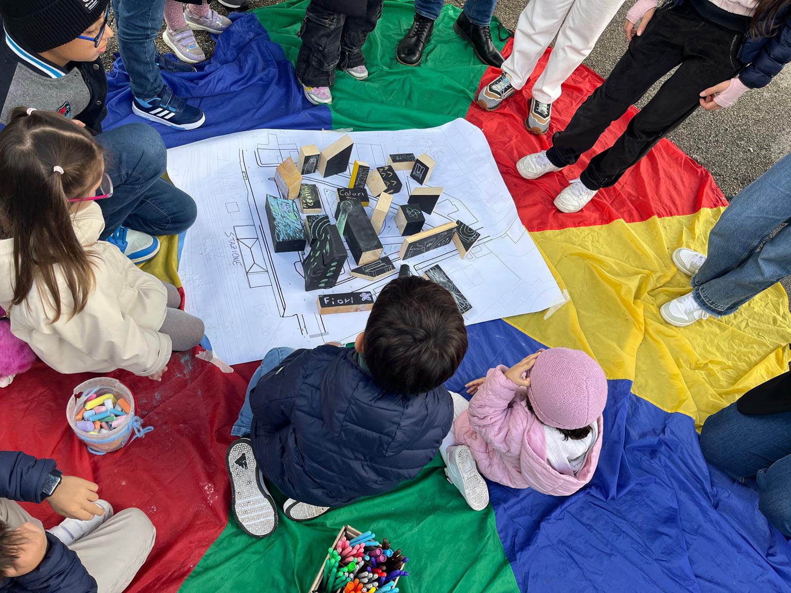 Piazza stazione a misura di bambino  2